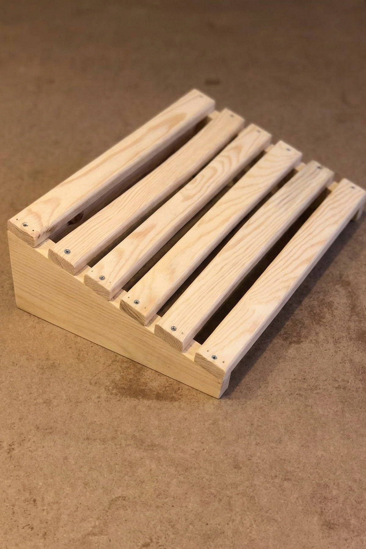 Masa Altı Ayak Koyma Stantı (Yükseklik Arka 10 cm Ön 3 cm X Uzunluk 40 cm X Genişlik 30 cm